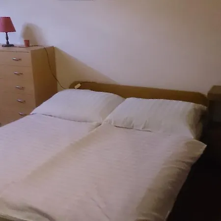 Szabo Apartman Apartamento *